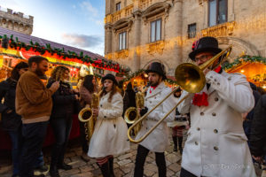suonatori di strumenti a fiato durante i mercatini di natale