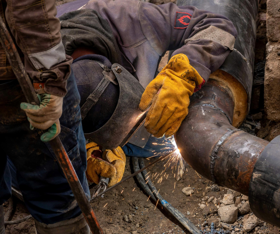 operai che saldano dei tubi