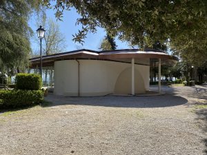 bar polifunzionale poggiofanti visto da dietro con anfiteatro