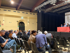 sala ex macelli con persone