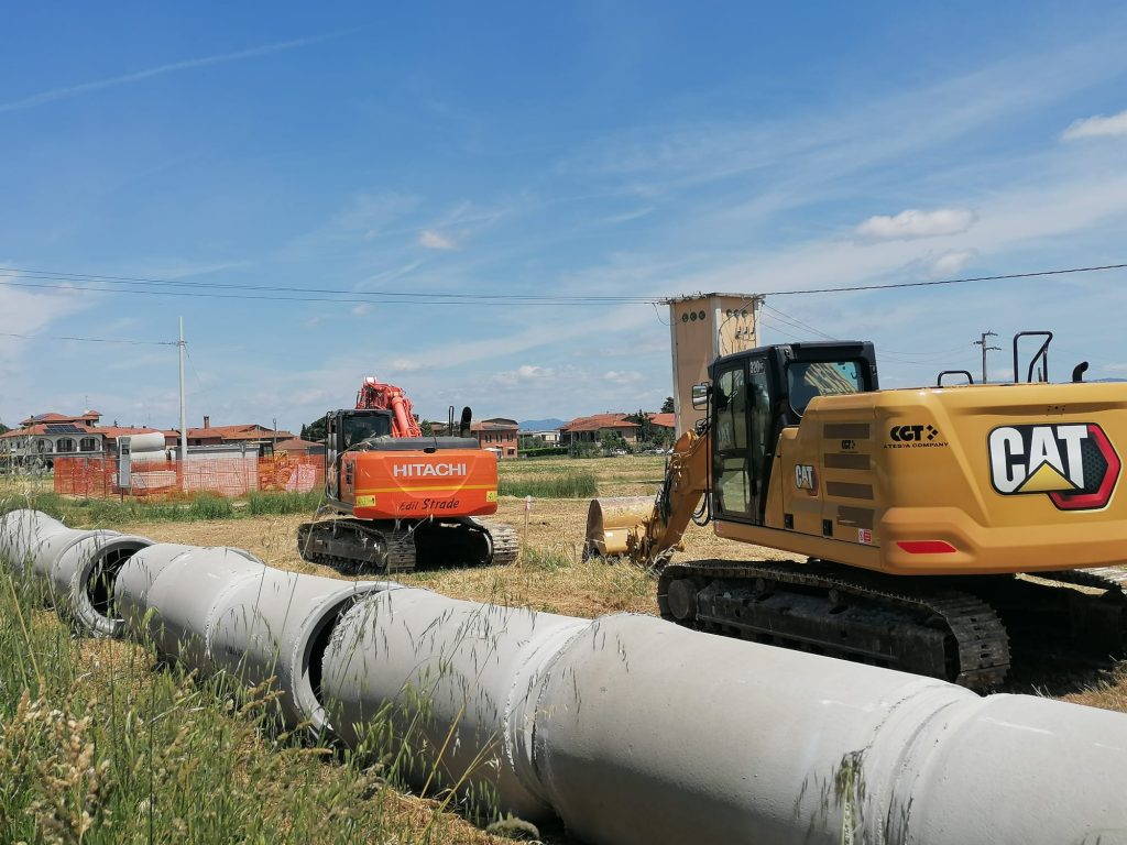 ruspe e tubi in un campo a montepulciano stazione per lavori fosso rovisci