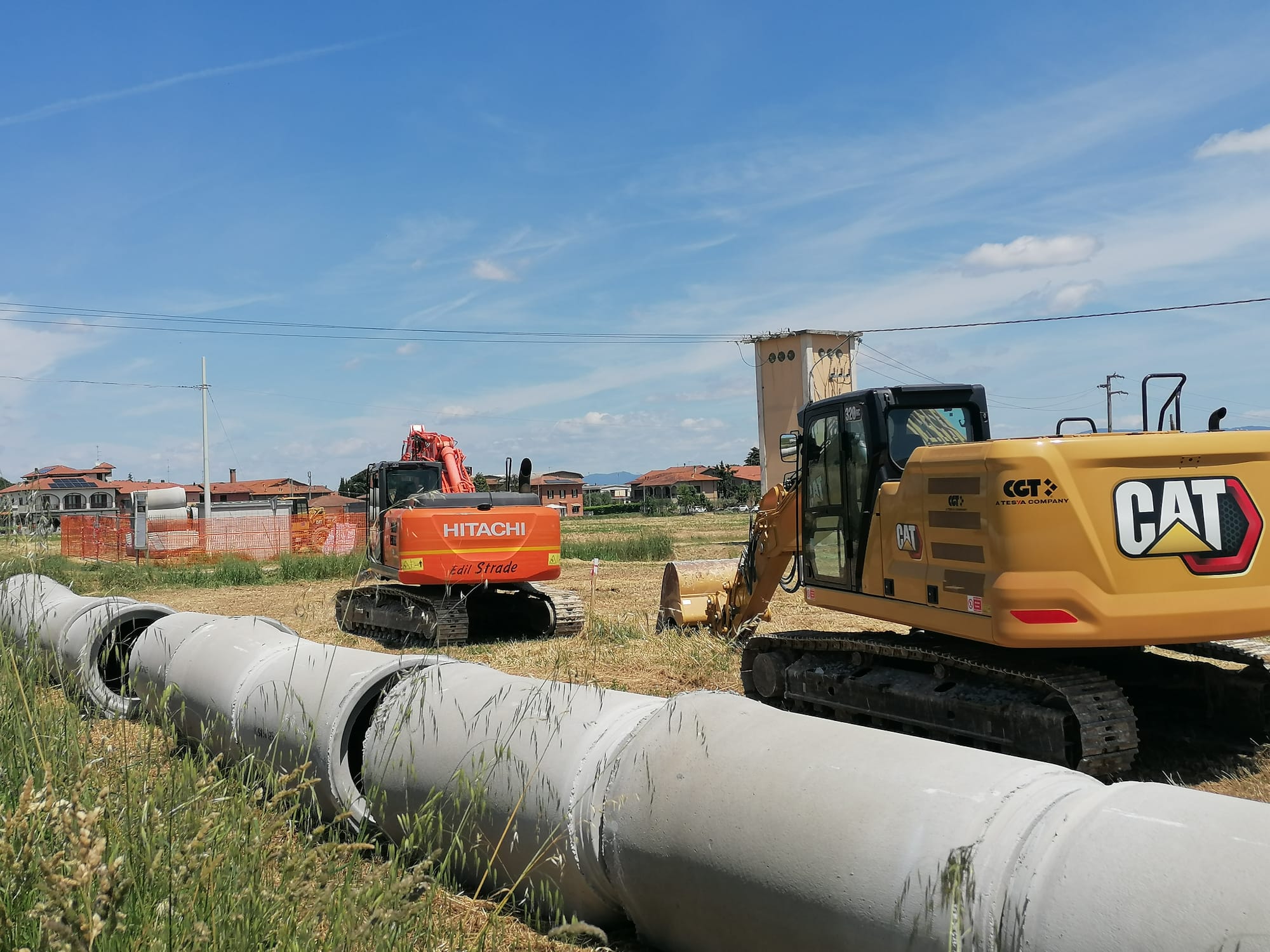 Lavori Fosso Rovisci Montepulciano Stazione ruspe e tubi in un campo a montepulciano stazione per lavori fosso rovisci