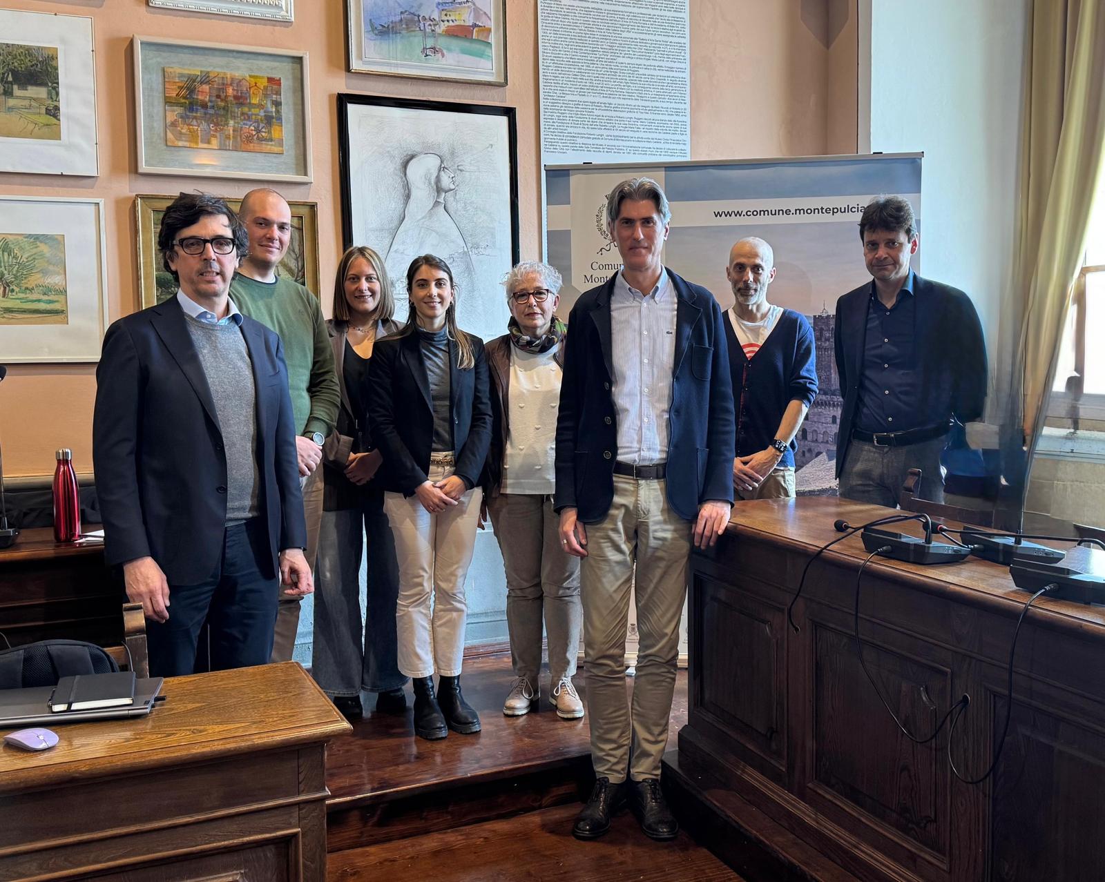 Montepulciano conferma certificazione GSTC sostenibiltià 2025 Foto di sindaco e altri Montepulciano conferma destinazione sostenibile