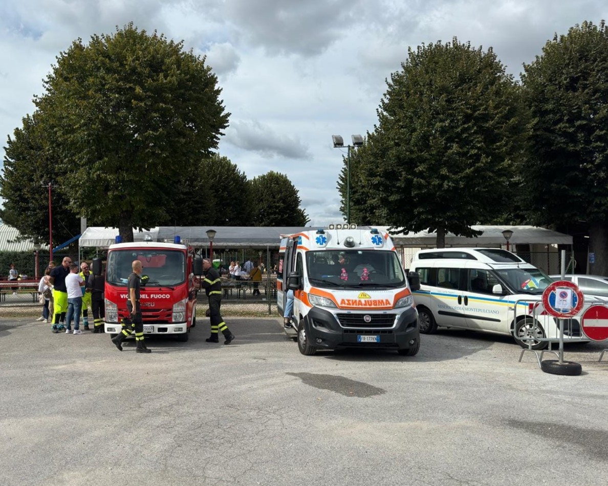 mezzi della misericordia e dei vigili del fuoco parcheggiati