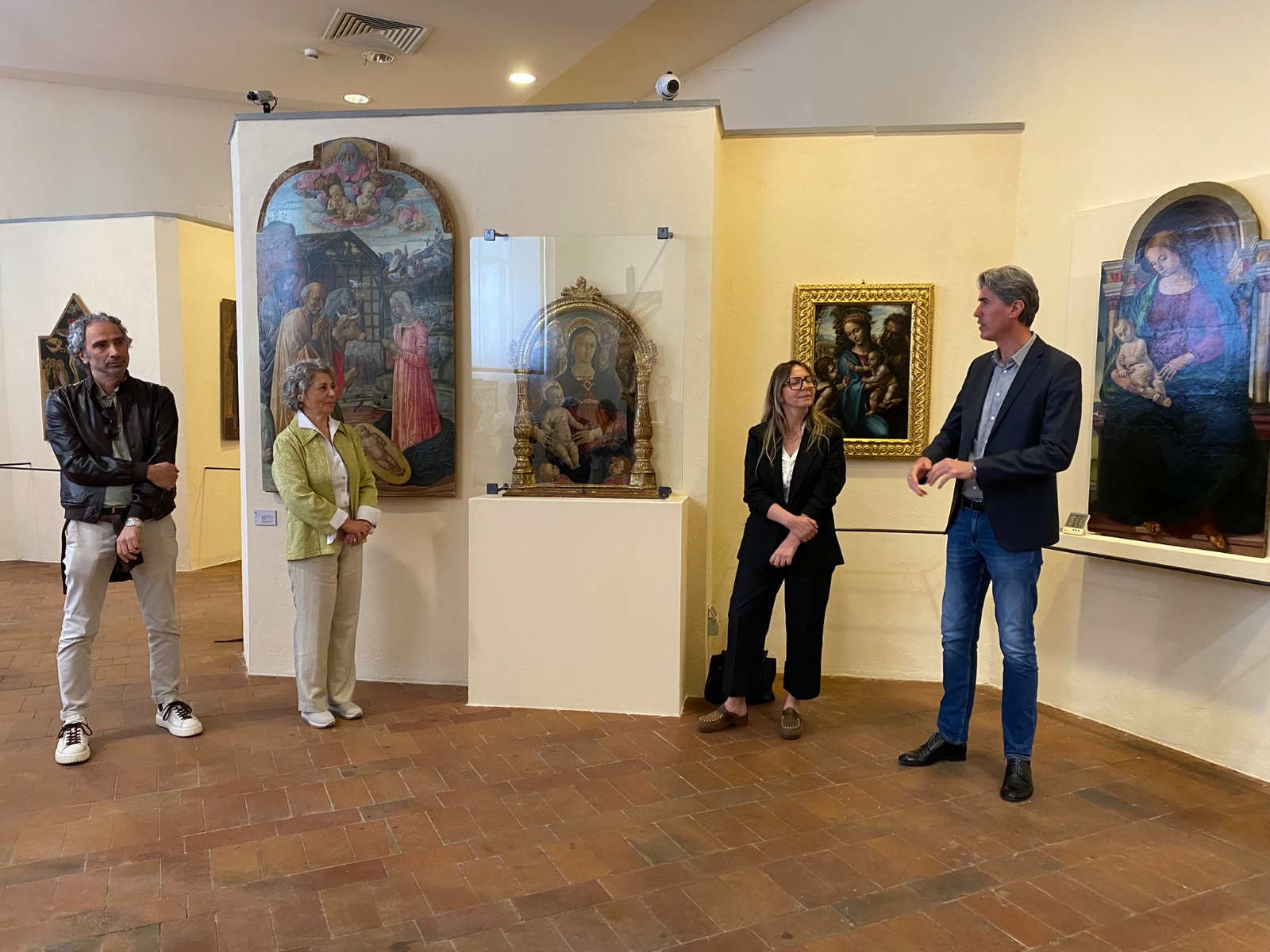 sindaco assessore e direttrice museo di fronte alla nuova opera esposta al muso