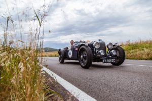 Mille Miglia auto storica in campagna toscana