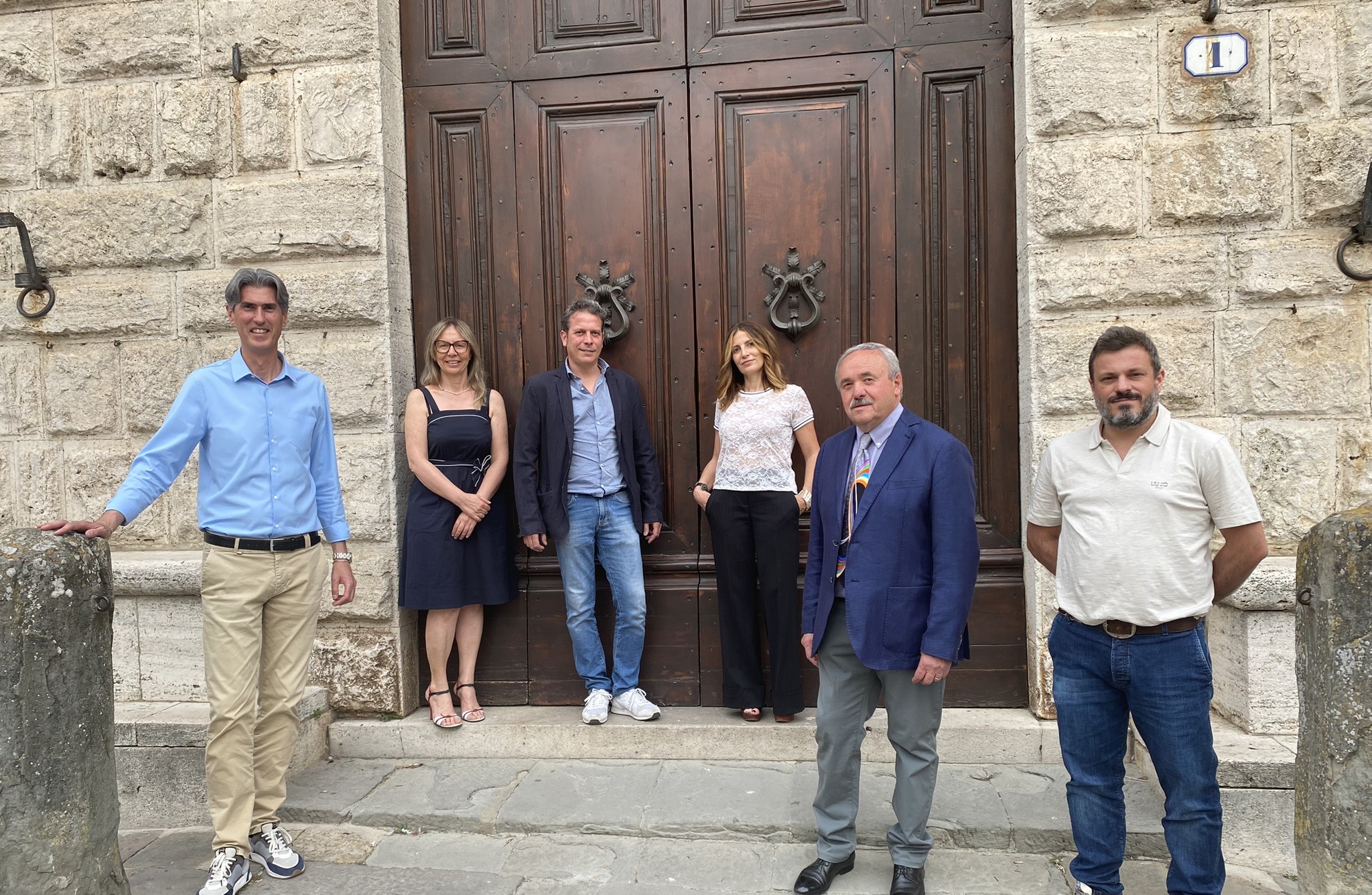 foto della giunta fuori dal palazzo comunale