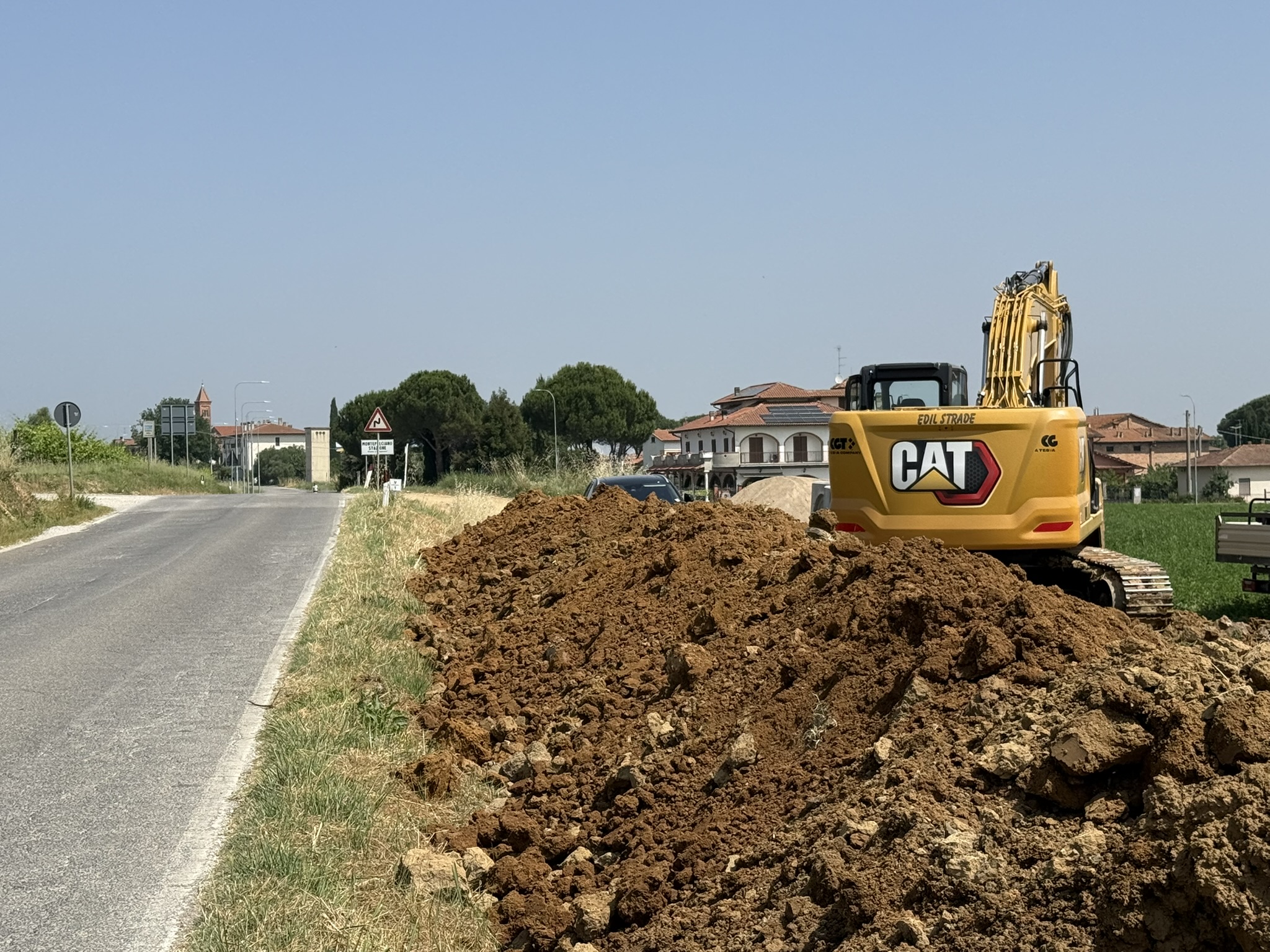 fosso rovisci lavori pubblici ruspa escavatore