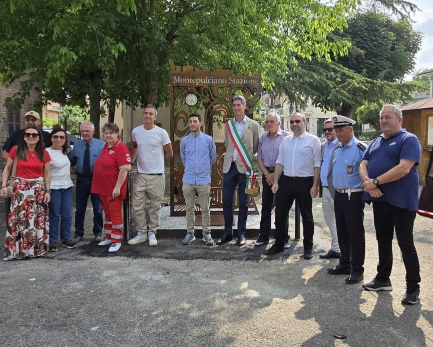 inaugurazione sagrato stazione foto di fronte a monumento