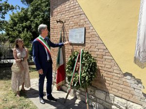 Sindaco scopre Targa Tre Berte vittime bomba