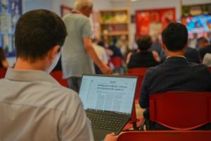 Luci sul lavoro, persone che lavorano al computer mentre seguono conferenza