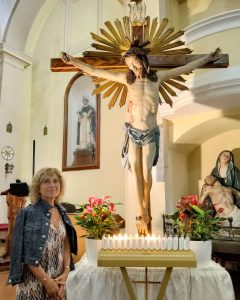 ss.crocifisso gracciano foto con restauratrice accanto