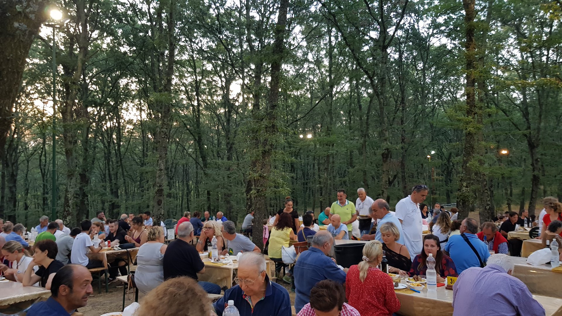 madonna del cerro persone a tavola