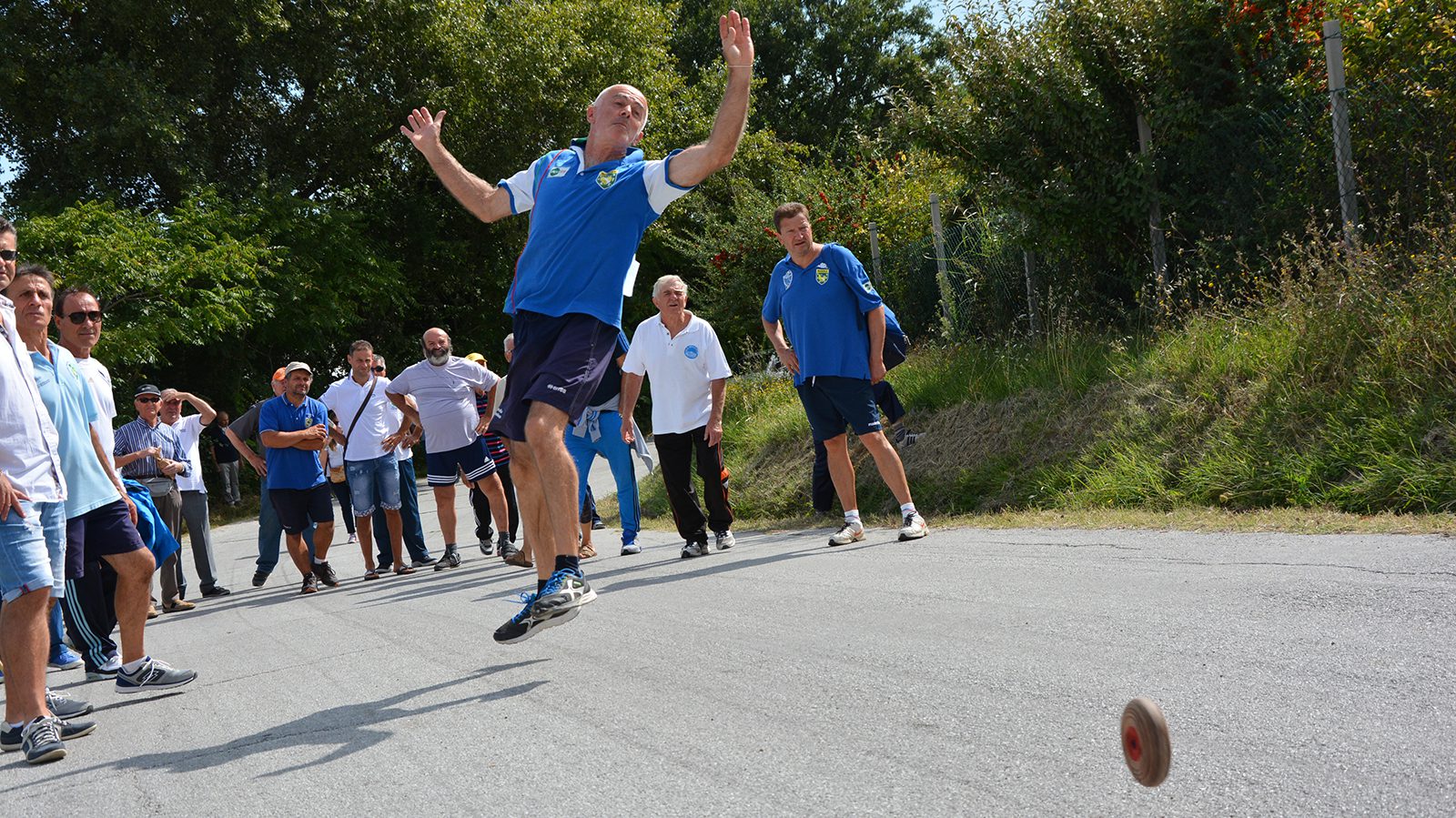 persone che giocano alla ruzzola