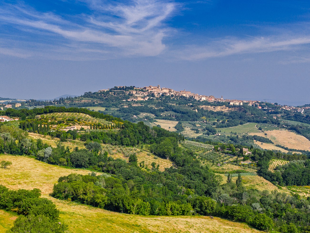 Montepulciano vista dal drone con campagna
