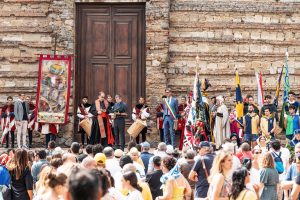 Autorità in Piazza Grande per il Bravìo delle Botti