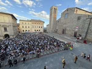 piazza grande con tantissimi spettatori in attesa della gara