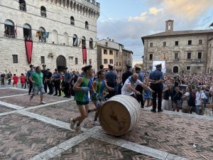 contrada di cagnano vince bravìo 2025 arrivo al sagrato in piazza grande degli spingitori