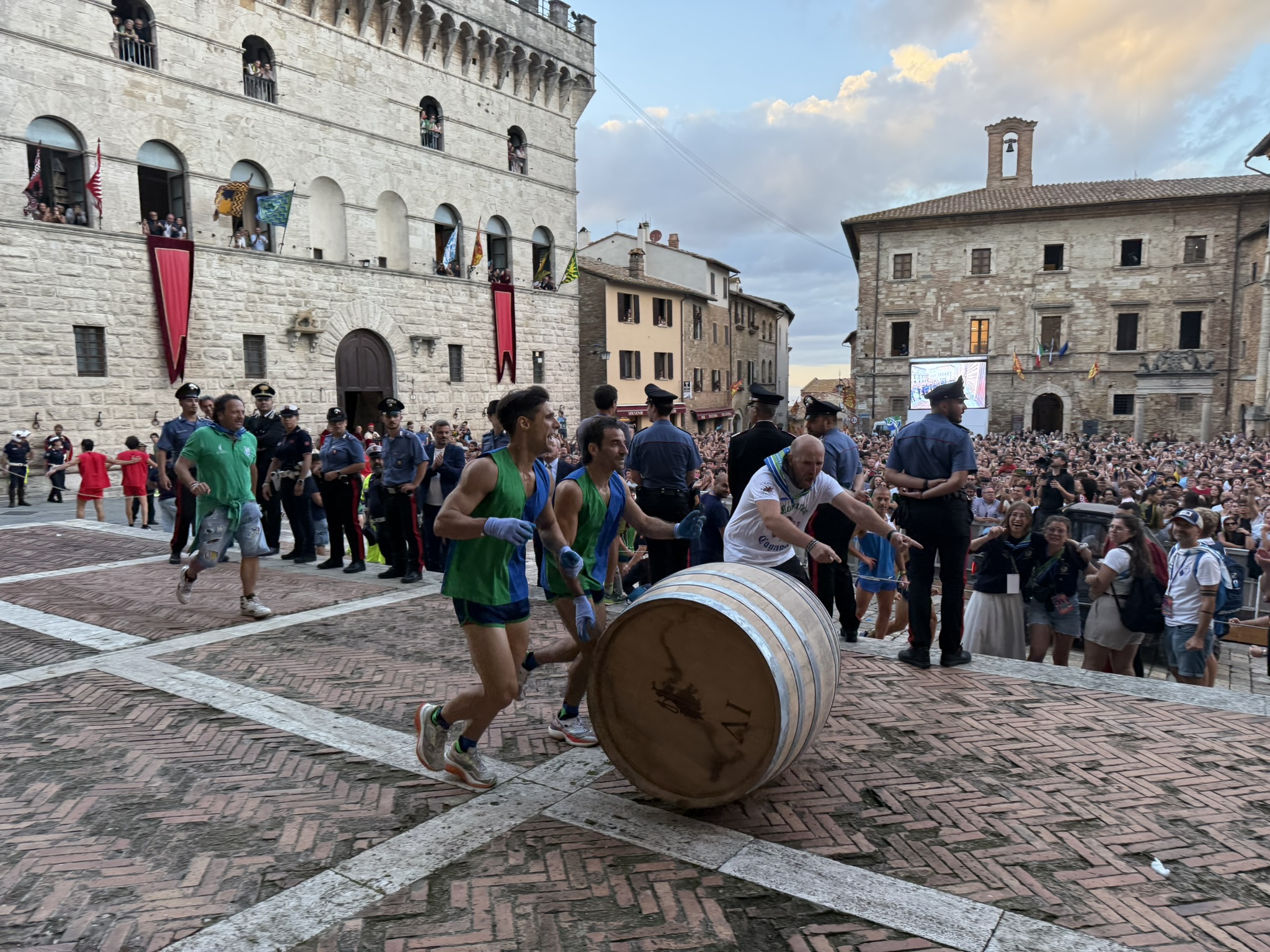 contrada di cagnano vince bravìo 2025 arrivo al sagrato in piazza grande degli spingitori contrada di cagnano vince bravìo 2025 arrivo al sagrato in piazza grande degli spingitori