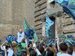 contradaioli di cagnano festeggianti