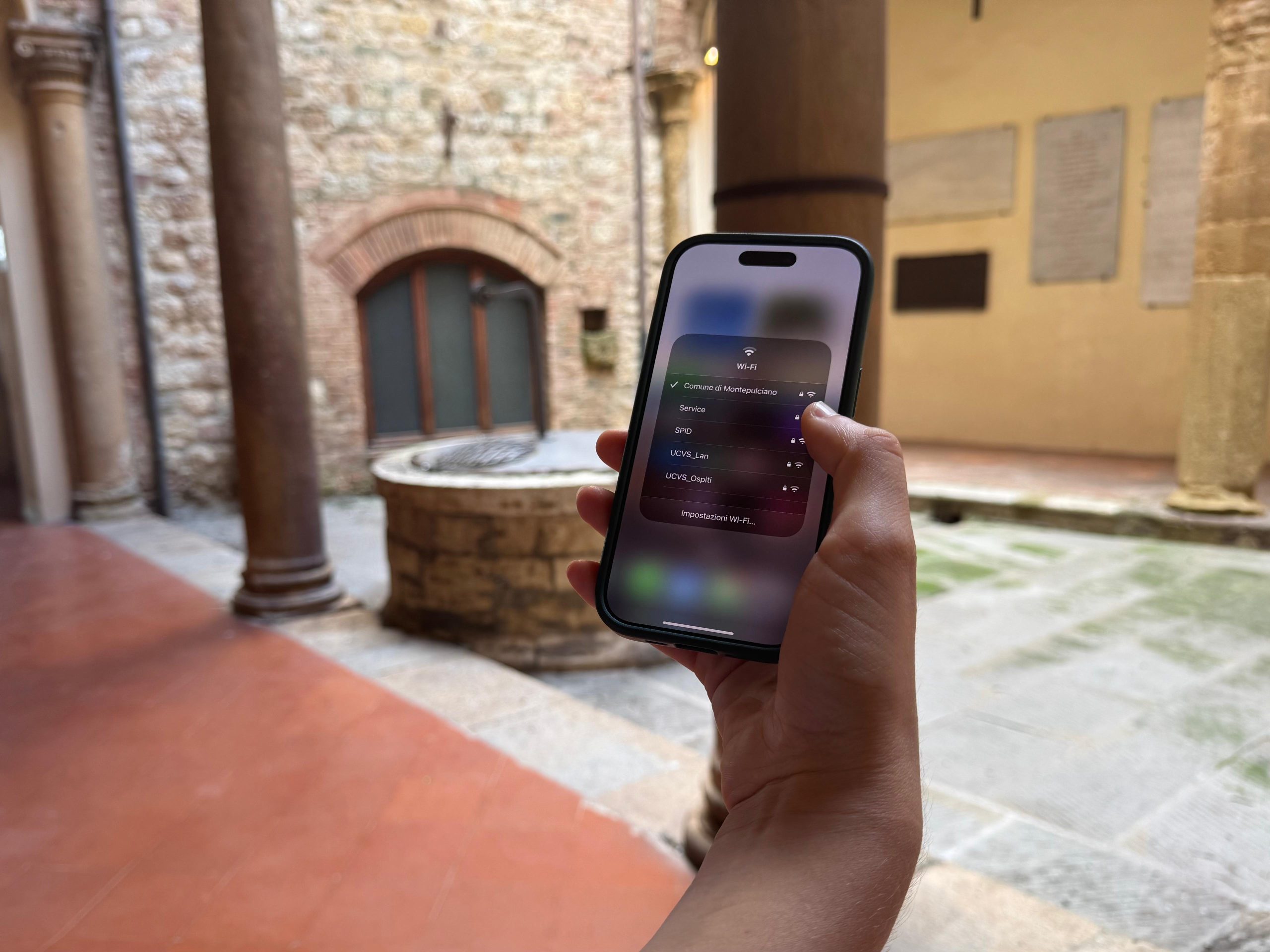 persona che attiva wifi su smartphone all'interno del Palazzo Comunale