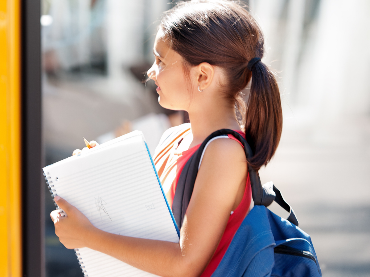 ragazza a scuola studentessa con quaderni e zaiono
