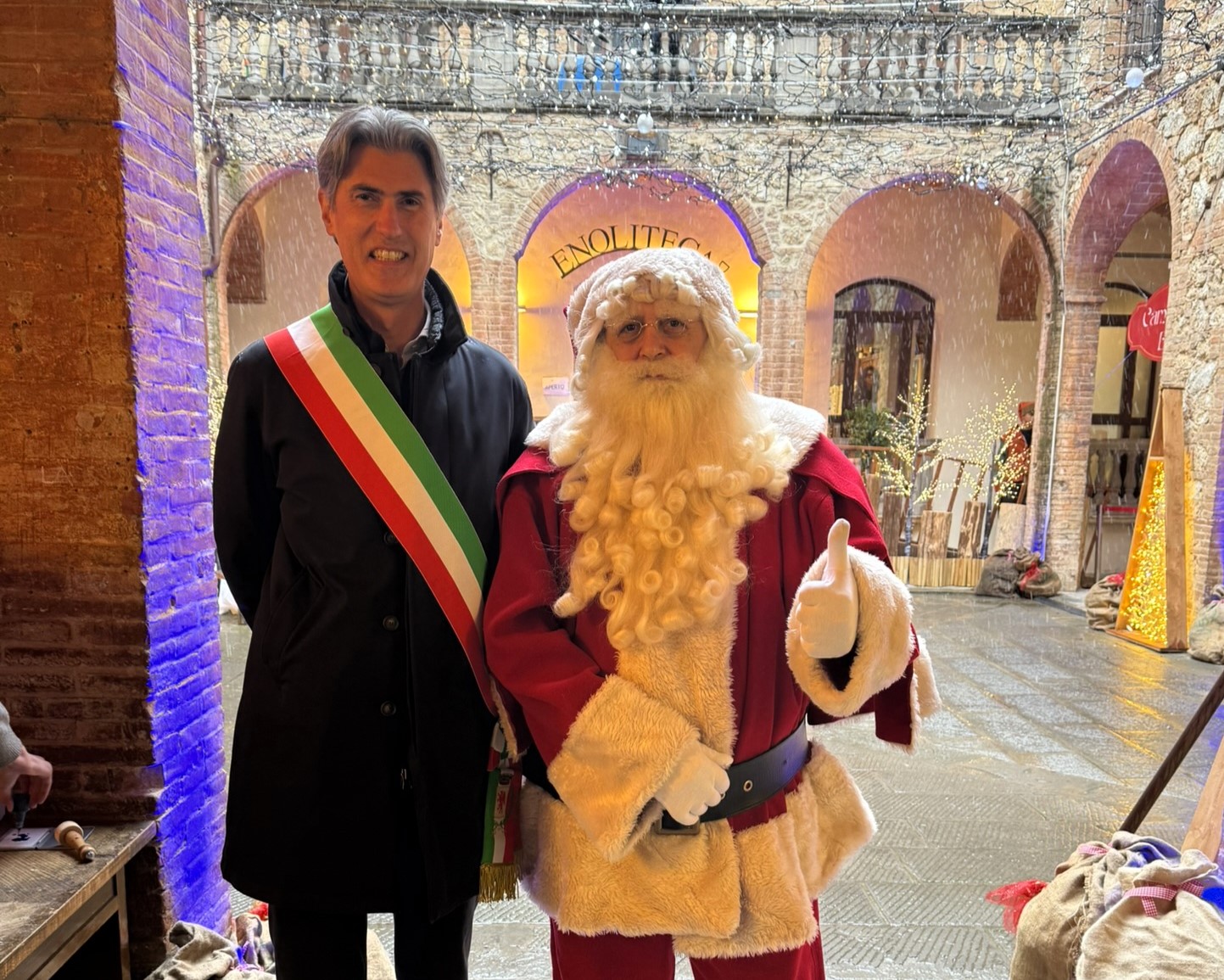 Sindacoe Babbo Natale sotto la neve