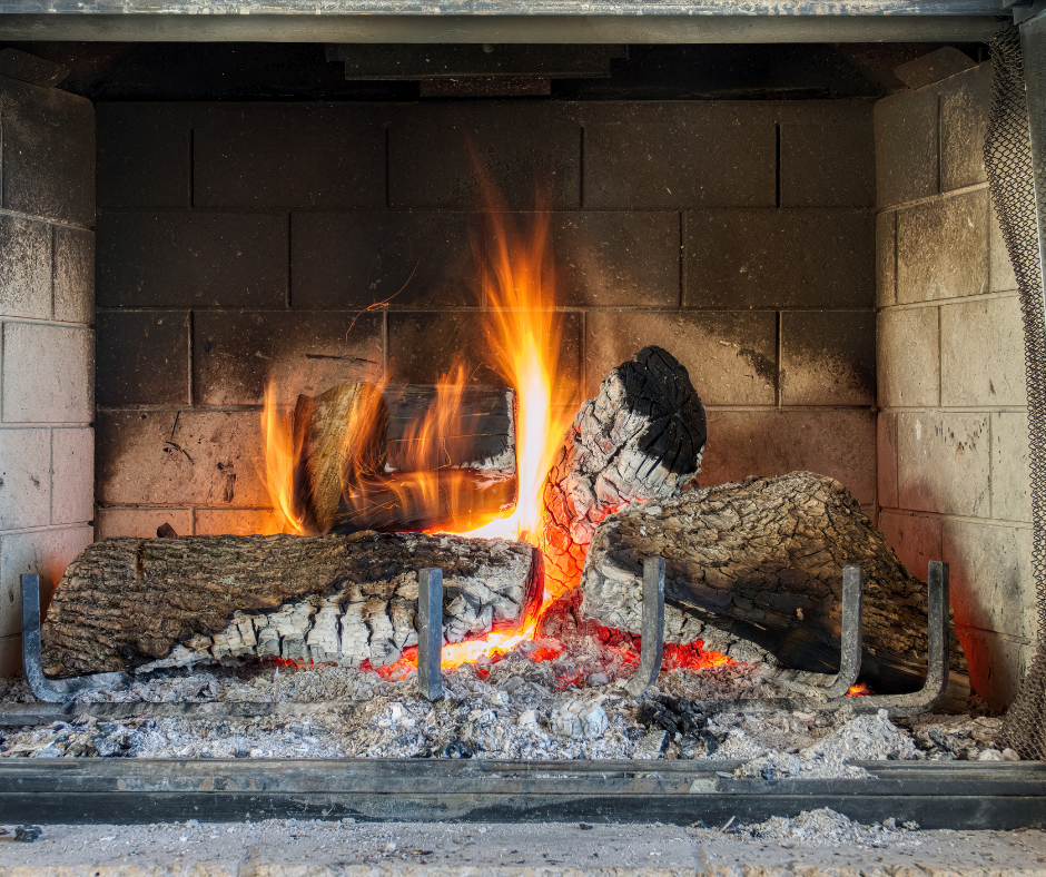 camino con legna che arde