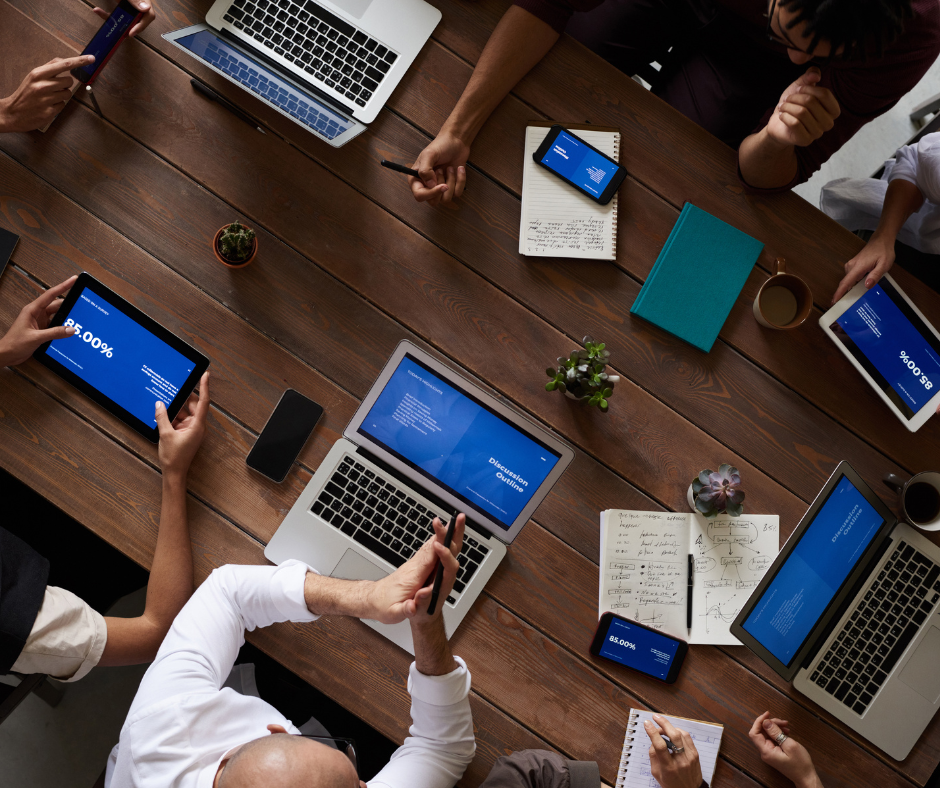 persone che lavorano al computer personale concorsi