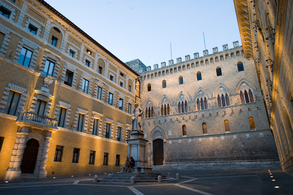 Siena,_Piazza_Salimbeni_