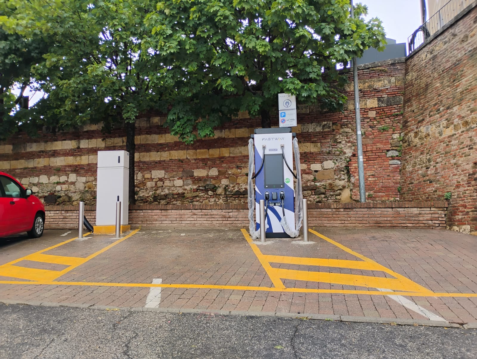 Colonnina ricarica auto elettrica parcheggio bracci testasecca