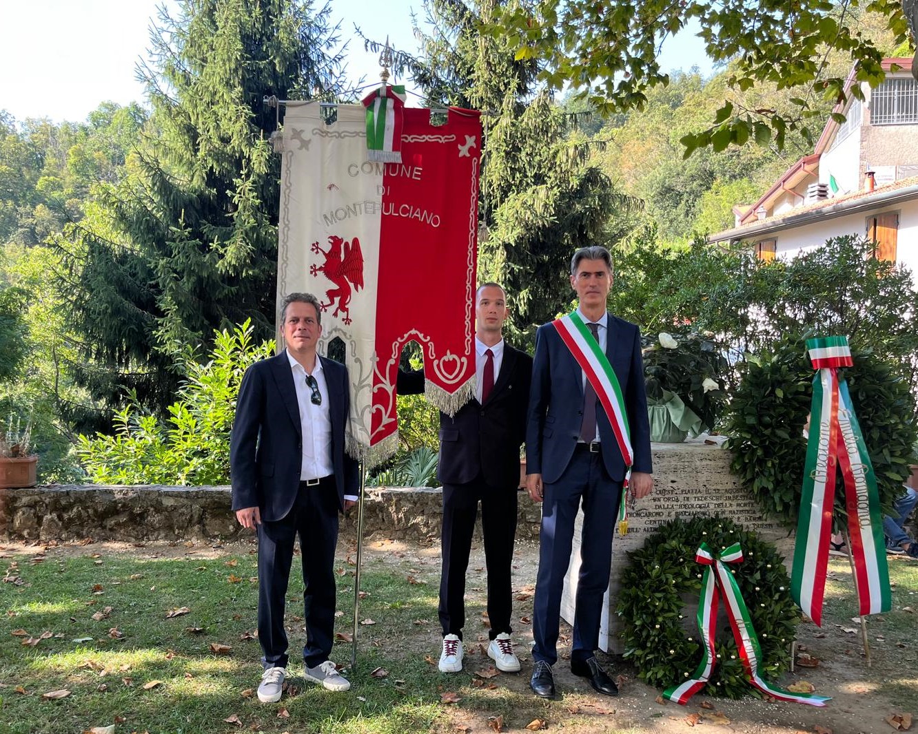 Foto di sindaco e assessore a Sant'anna di stazzema 2026