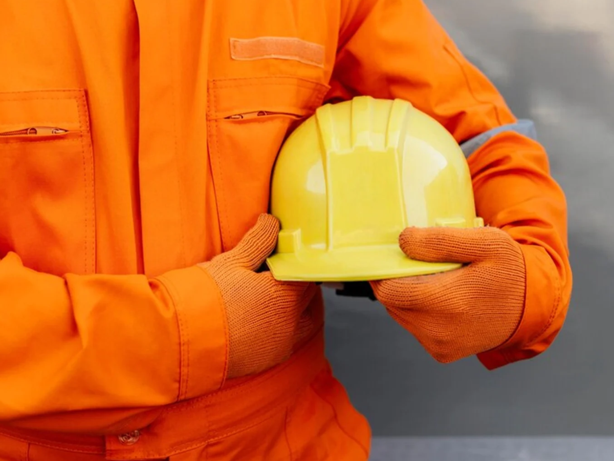 Immagine lavoratore con casco protettivo per avviso piano cave