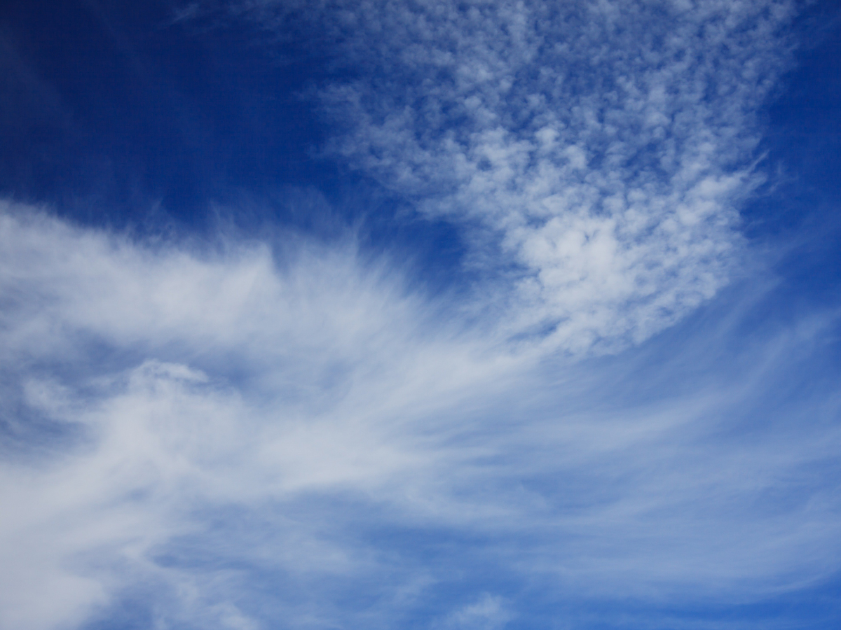 cielo azzurro con nuvole bianche