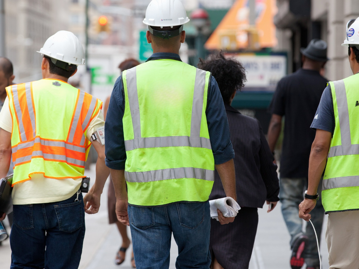 lavoratori ripresi di spalle. sciopero